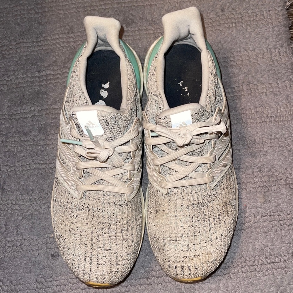 Tennis shoes